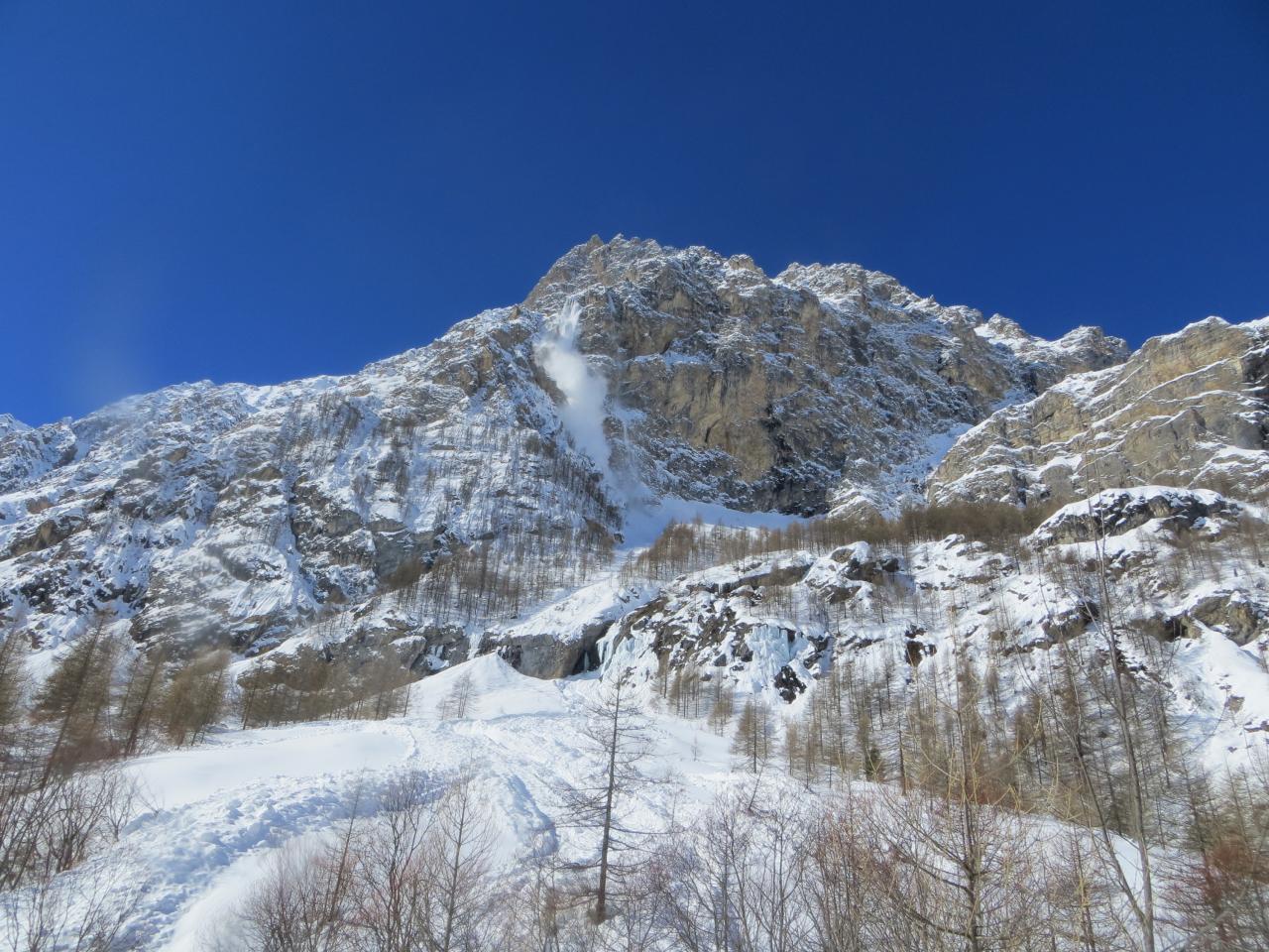 avalanche dans le fond de la vallée du val Maira