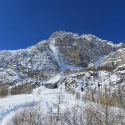 avalanche dans le fond de la vallée du val Maira