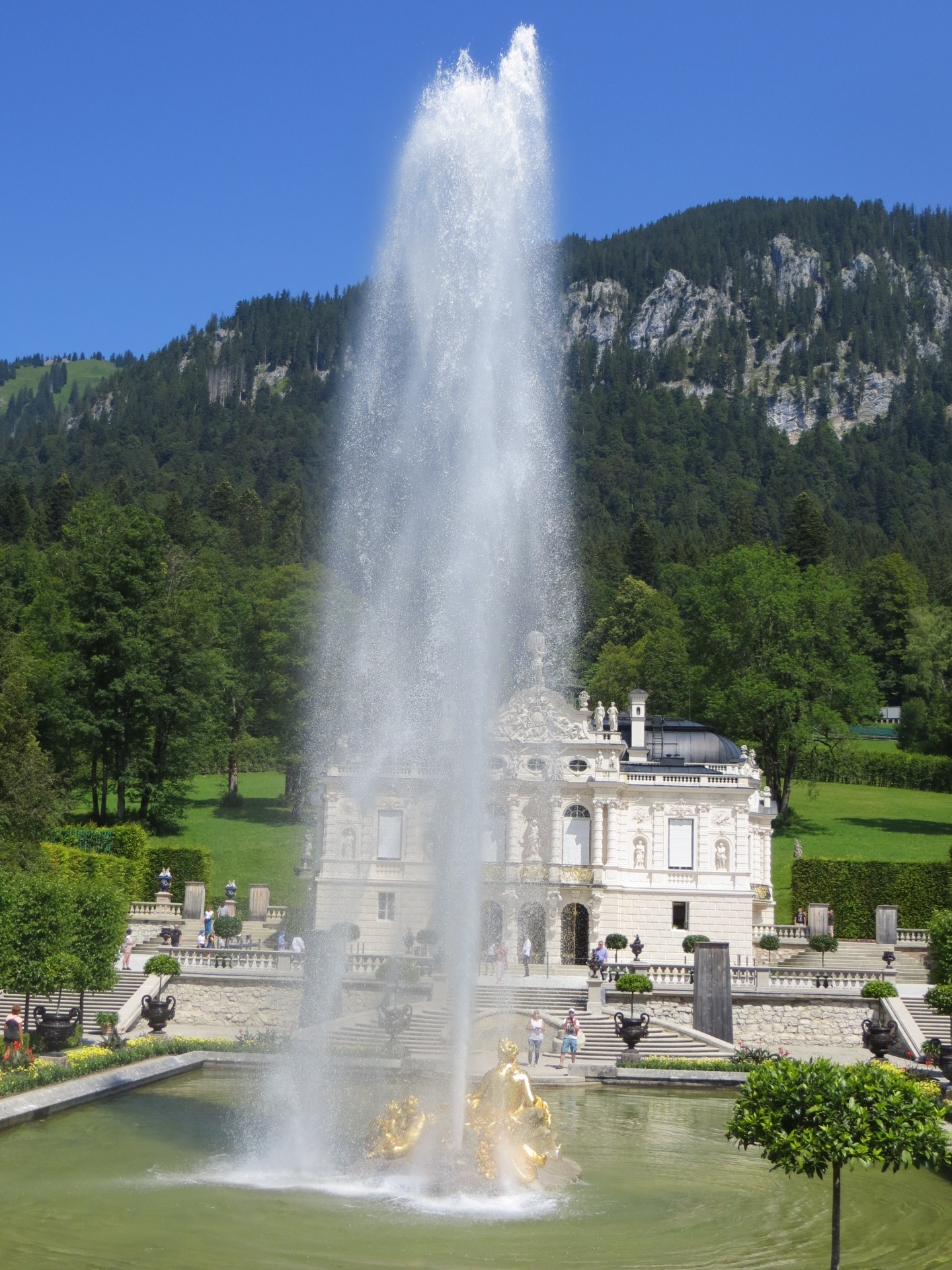 Château de Linderhof et son jet d'eau